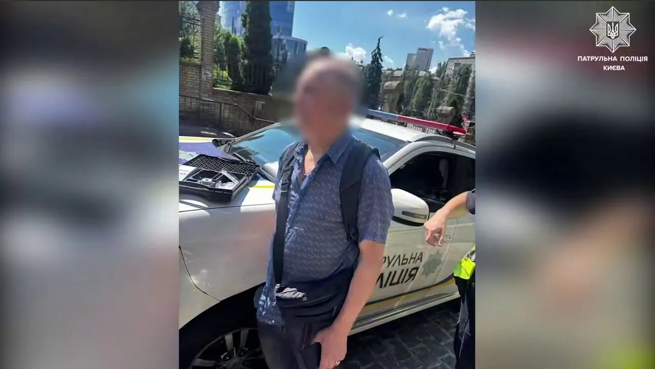 У центрі Києва п’яний водій на швидкості протаранив огорожу та ледь не збив жінку. Відео та подробиці