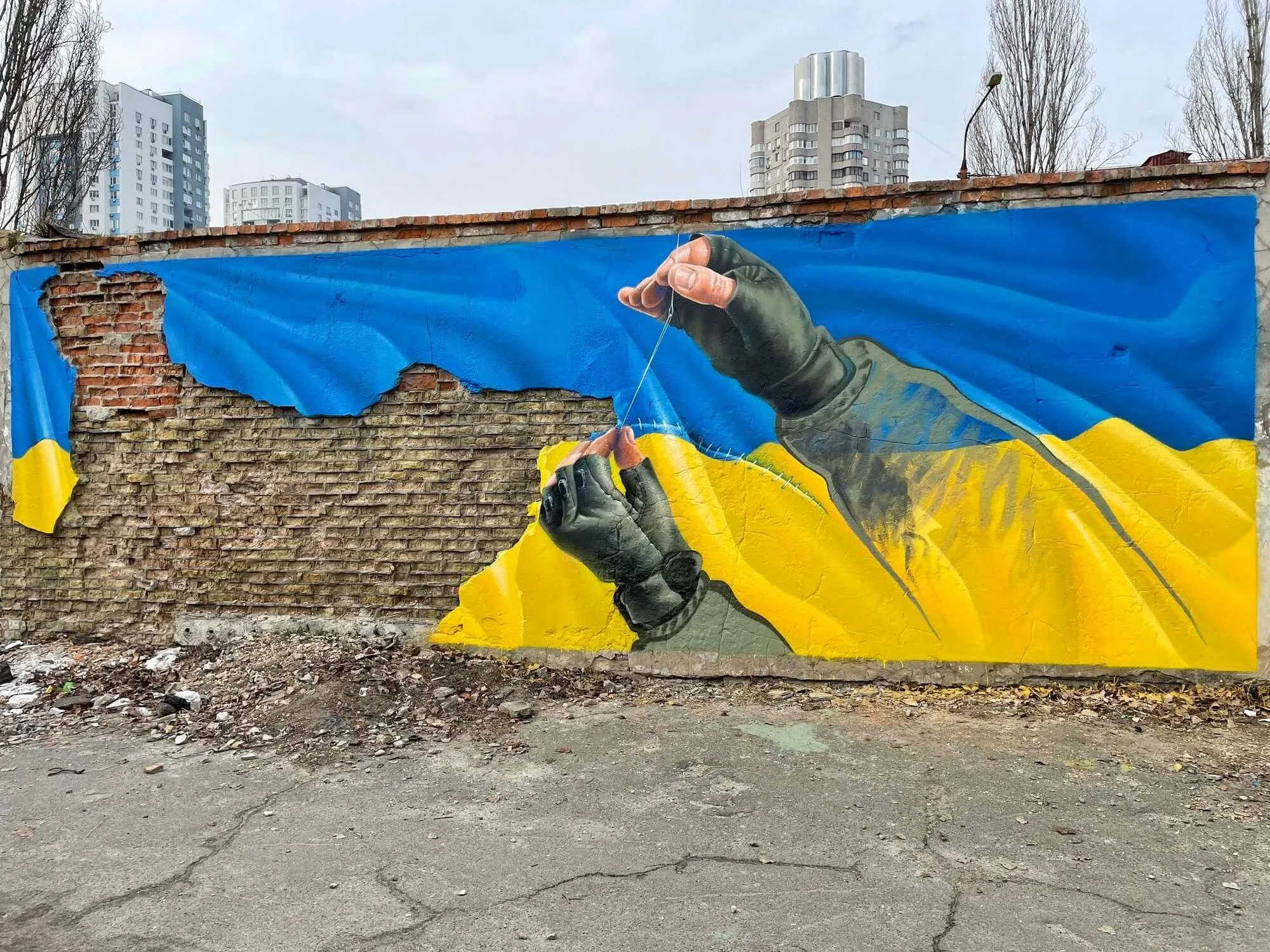Потрібна допомога: Київ може втратити відомий мурал "Все буде Україна". Подробиці та фото