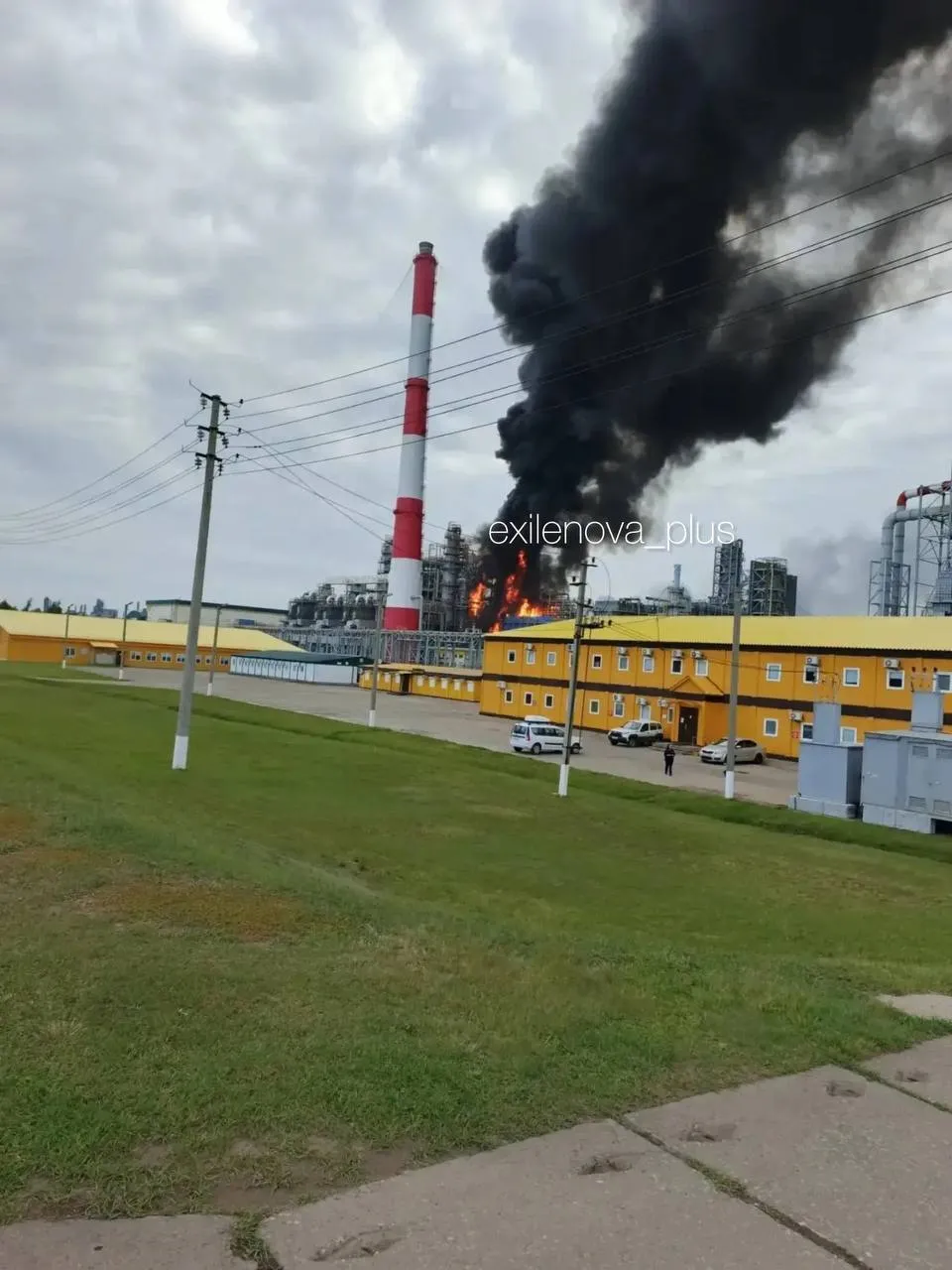 В российском Нижнекамске атакован нефтегазохимический завод: поднялся дым. Фото и видео