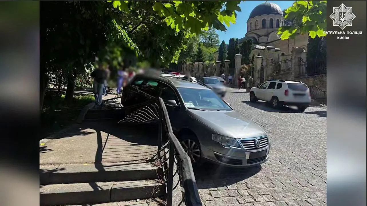У центрі Києва п’яний водій на швидкості протаранив огорожу та ледь не збив жінку. Відео та подробиці