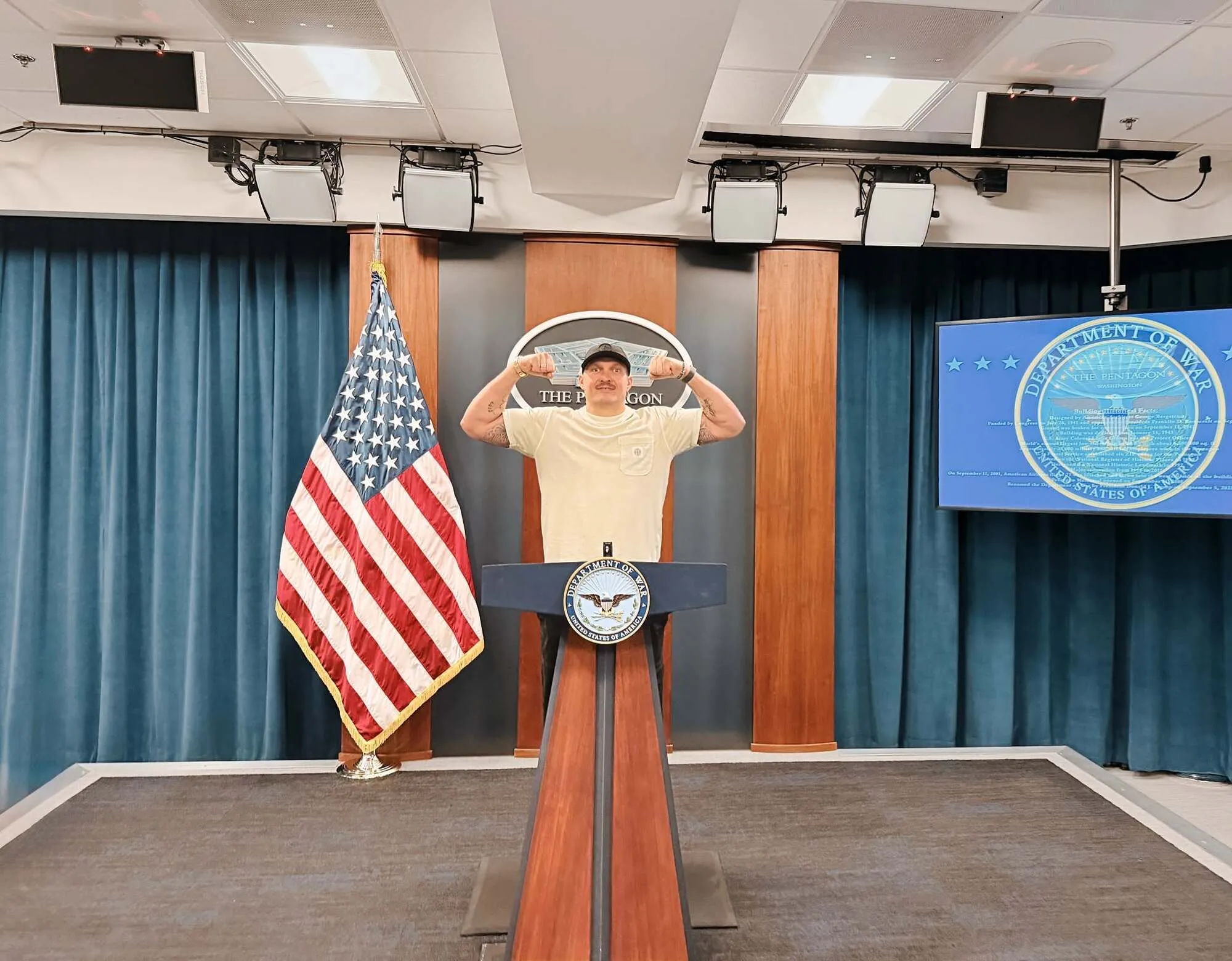 "Атака на Пентагон. Що відбувається?" Усик приїхав до США та опинився в епіцентрі переполоху. Відео