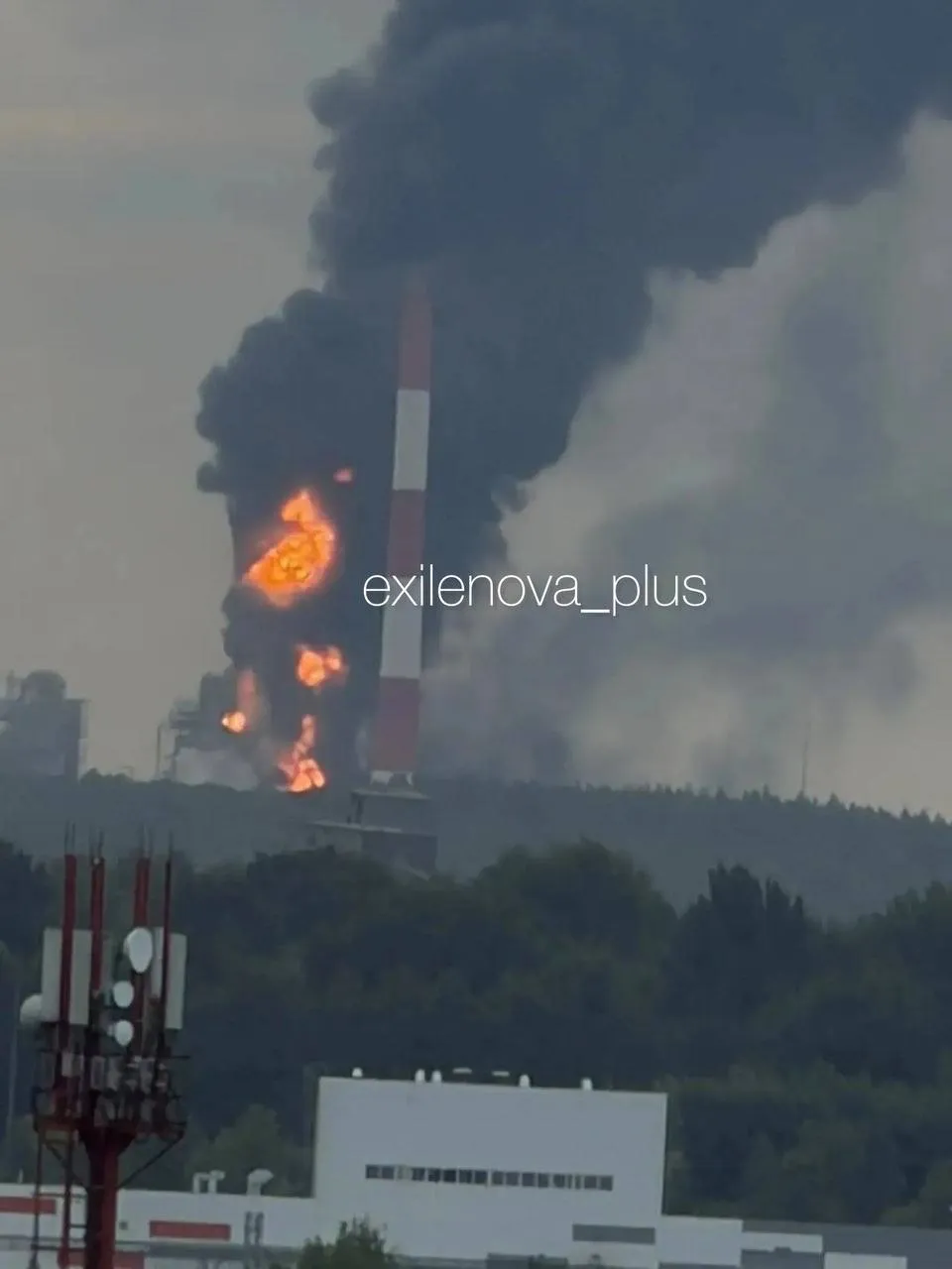 В российском Нижнекамске атакован нефтегазохимический завод: поднялся дым. Фото и видео