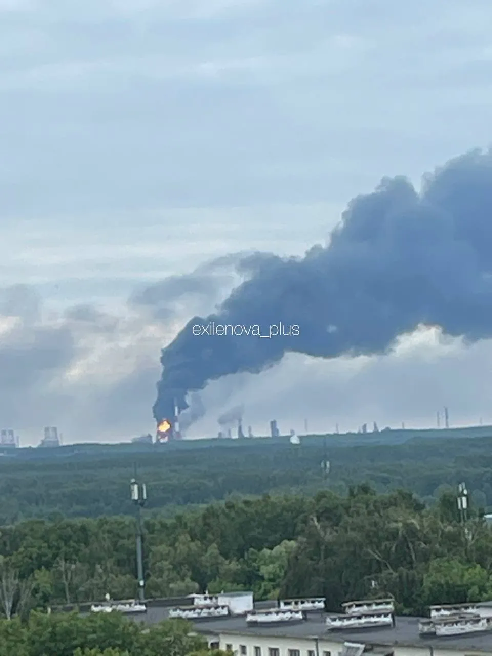 В российском Нижнекамске атакован нефтегазохимический завод: поднялся дым. Фото и видео