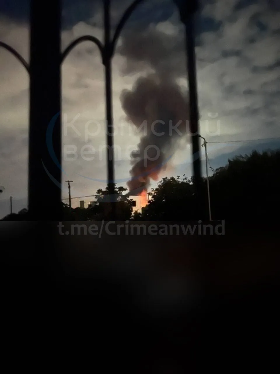 В окупованому Криму вночі прогриміли вибухи, піднявся дим: у Сімферополі були перебої із світлом. Фото