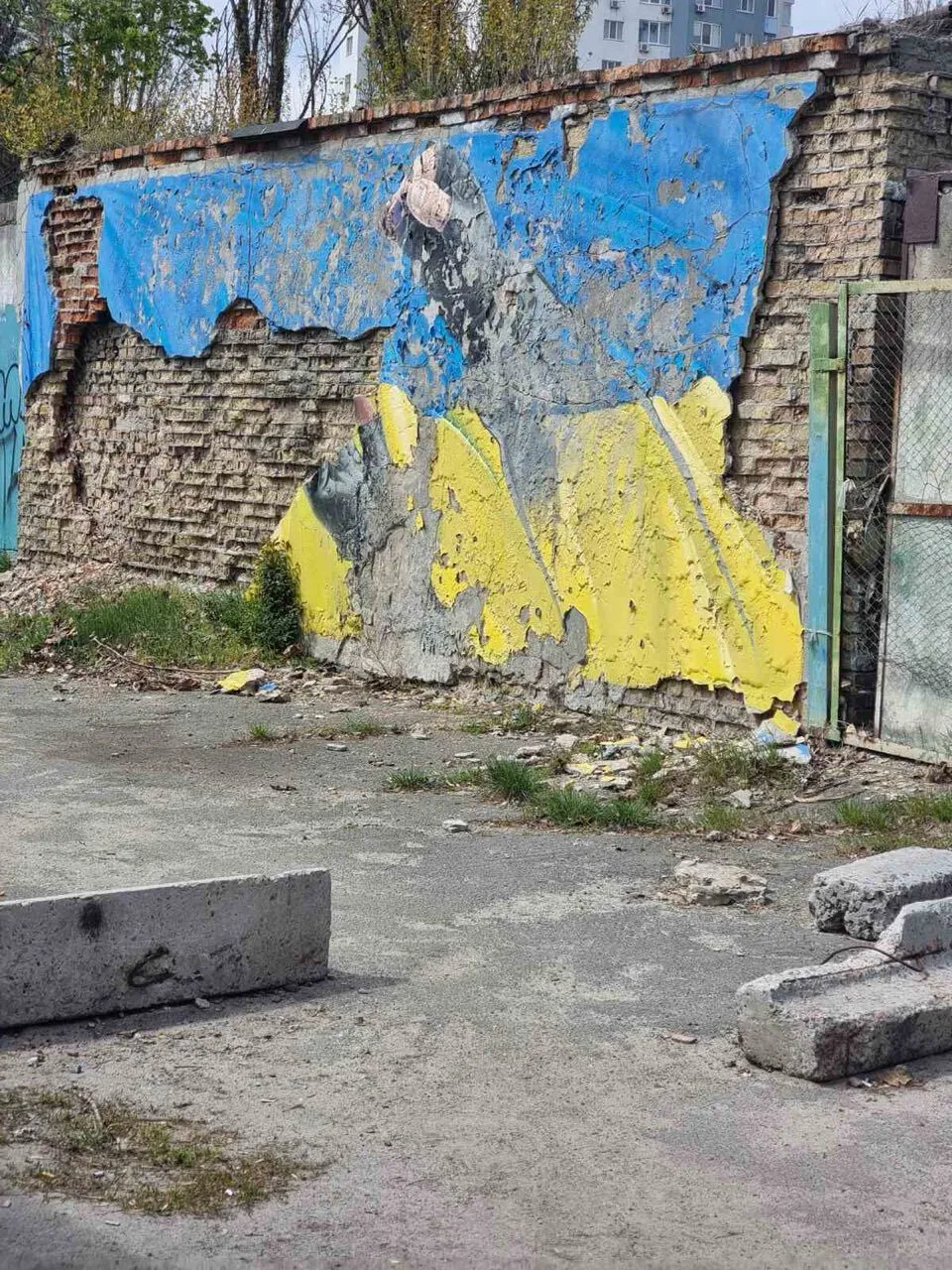 Потрібна допомога: Київ може втратити відомий мурал "Все буде Україна". Подробиці та фото