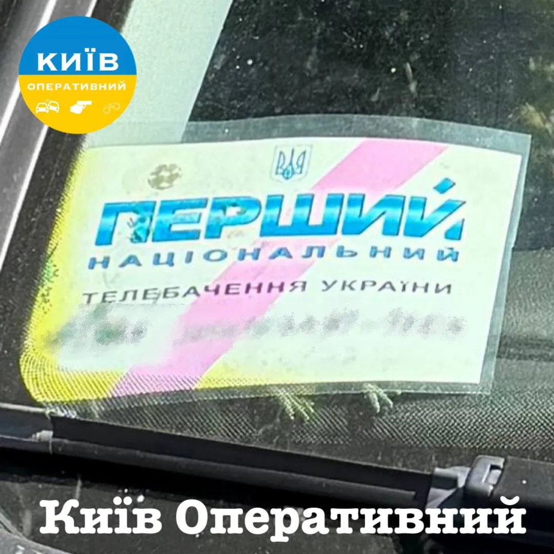 У центрі Києва п’яний водій на швидкості протаранив огорожу та ледь не збив жінку. Відео та подробиці