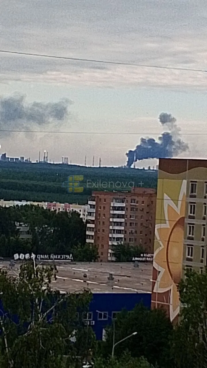 В российском Нижнекамске атакован нефтегазохимический завод: поднялся дым. Фото и видео