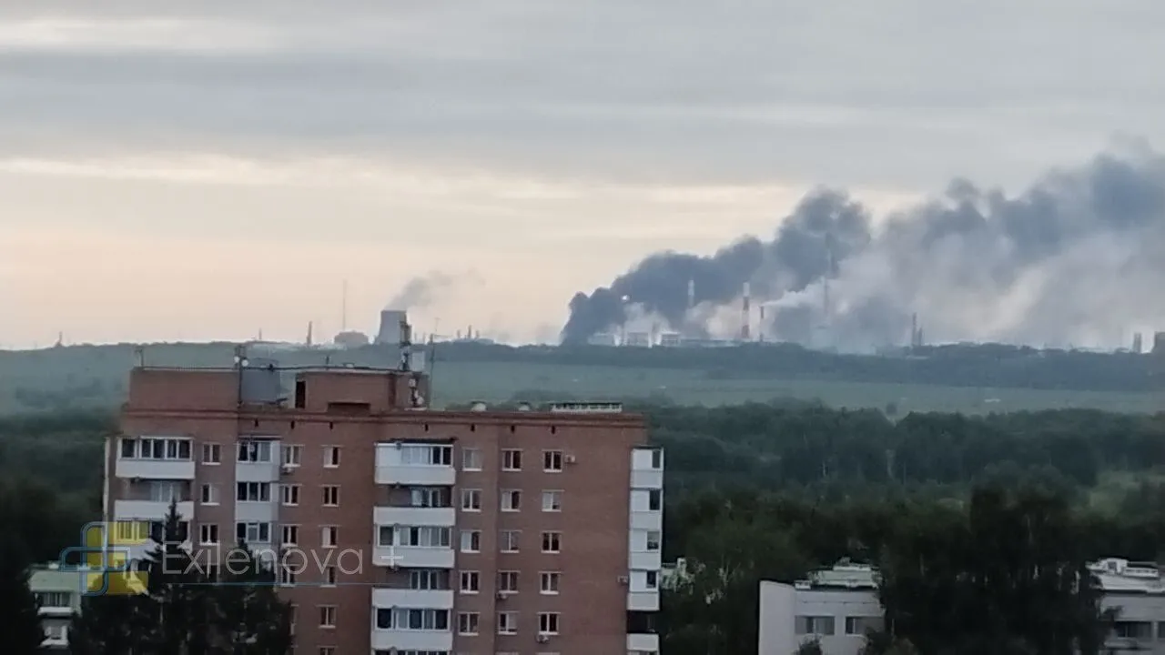 В российском Нижнекамске атакован нефтегазохимический завод: поднялся дым. Фото и видео