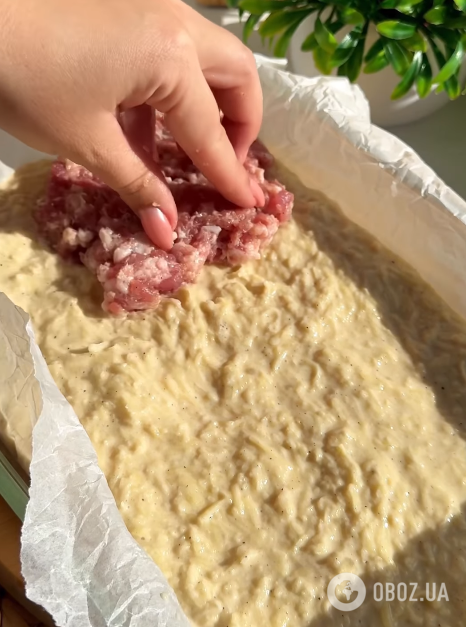 Сытный тертый пирог из картофеля и фарша: как приготовить