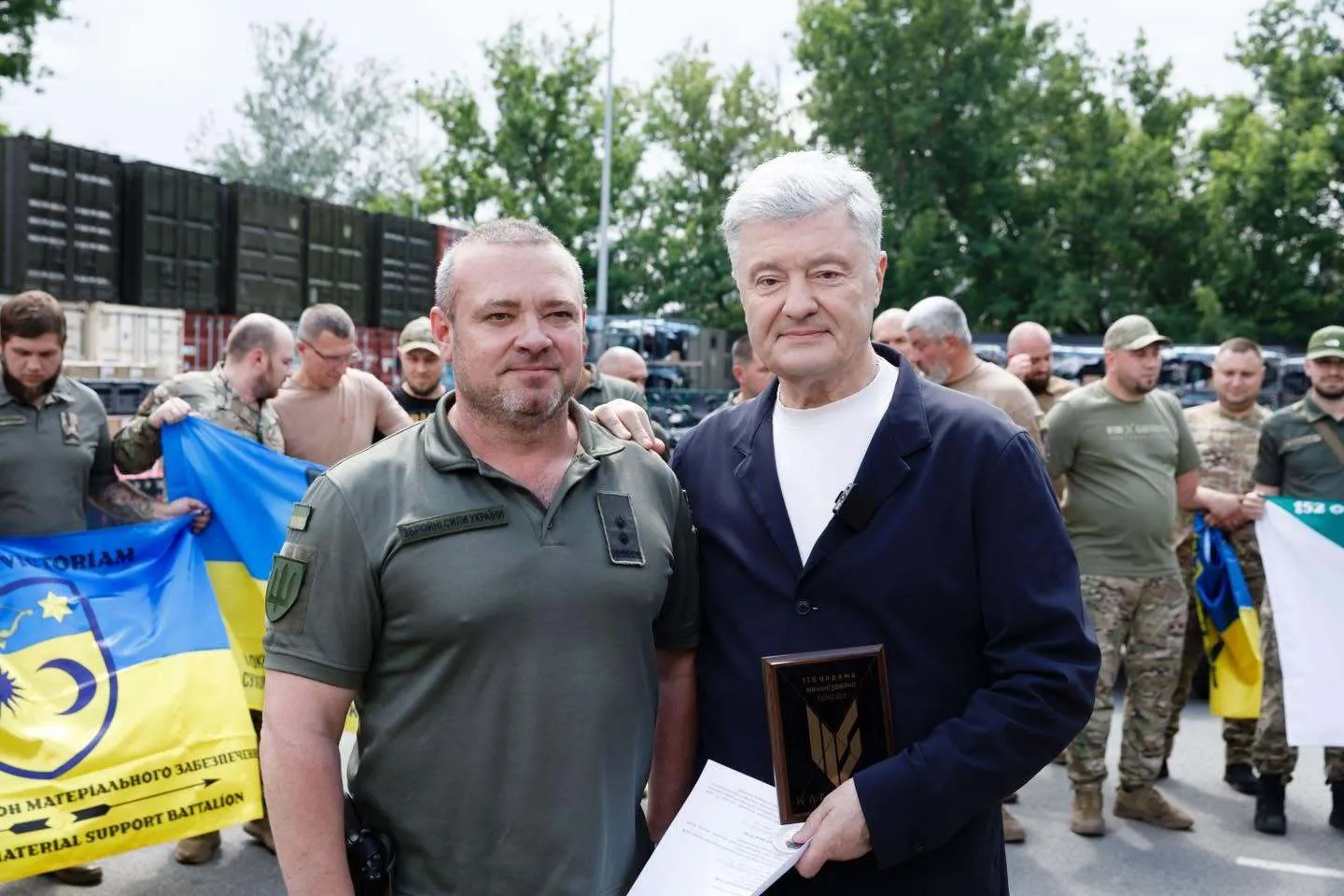 Настоящий квадропарк: Порошенко передал военным 122 квадроцикла для оперативной логистики в боевых условиях