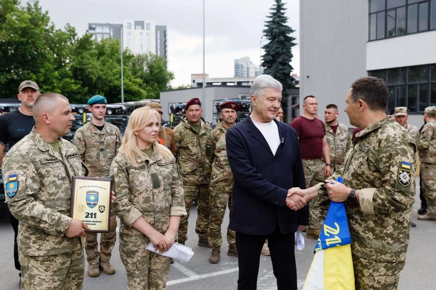 Настоящий квадропарк: Порошенко передал военным 122 квадроцикла для оперативной логистики в боевых условиях