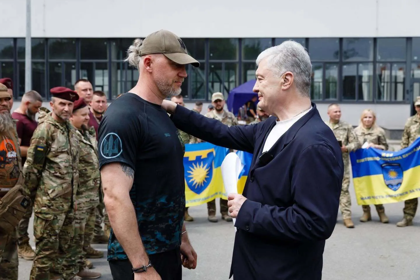 Настоящий квадропарк: Порошенко передал военным 122 квадроцикла для оперативной логистики в боевых условиях