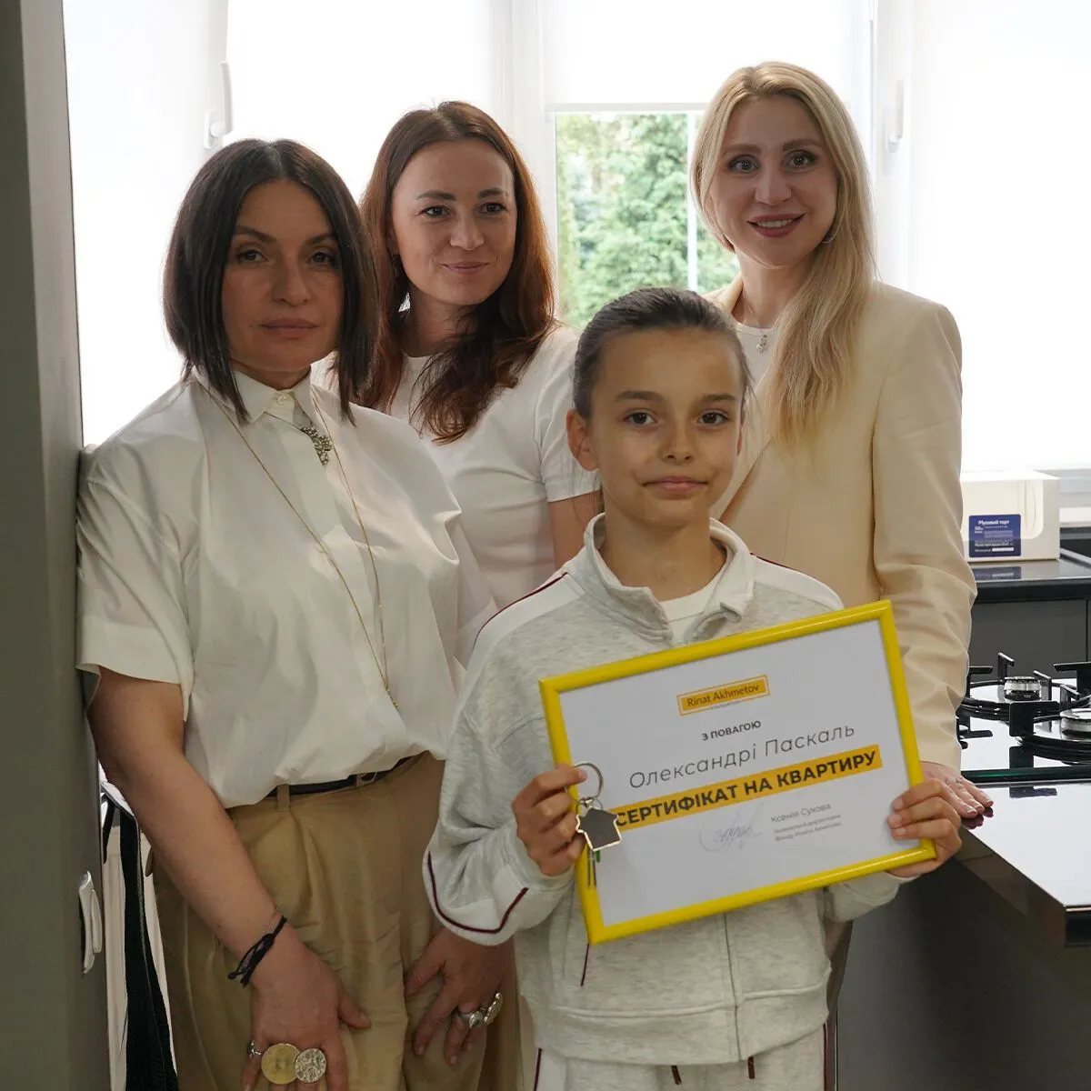 Нове житло для нових мрій: Олександра Паскаль, яка втратила ногу через обстріл Затоки, отримала квартиру від Ріната Ахметова