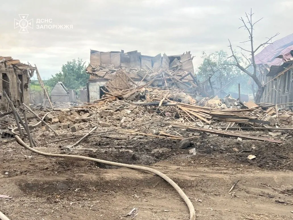 На Запоріжжі ворожий дрон влучив у будинок: житло згоріло, є загиблий. Фото