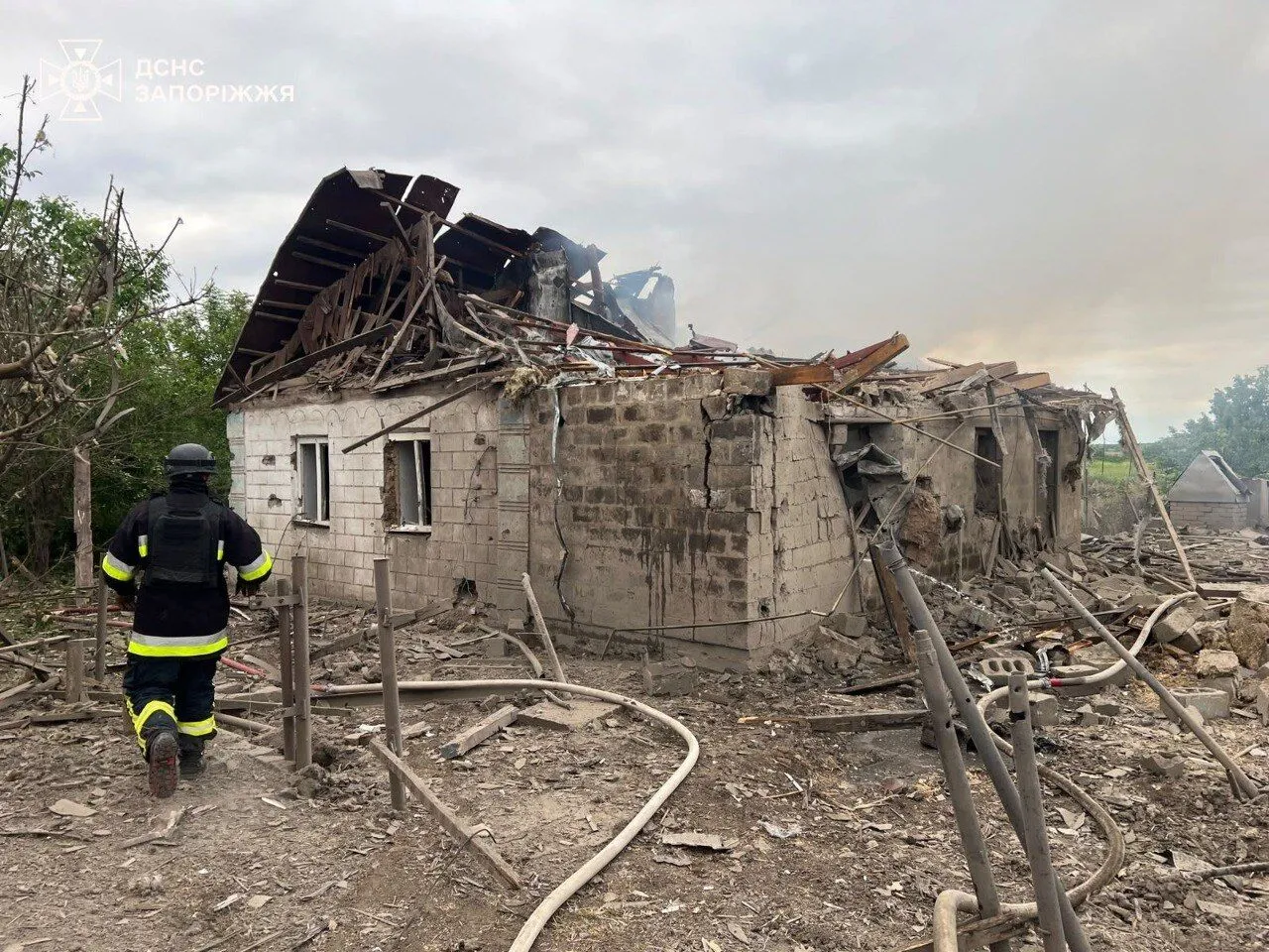 На Запоріжжі ворожий дрон влучив у будинок: житло згоріло, є загиблий. Фото