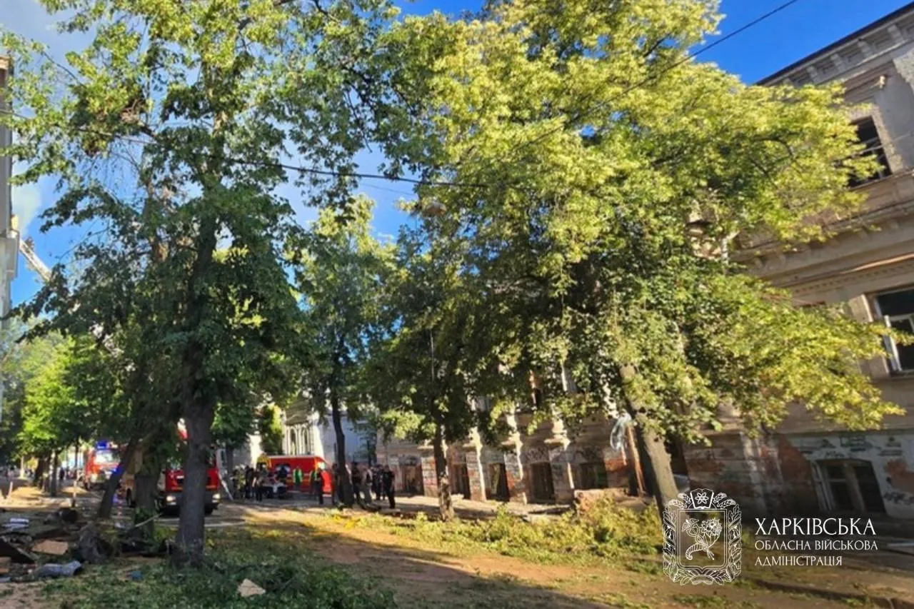 На месте попадания работают все экстренные службы.