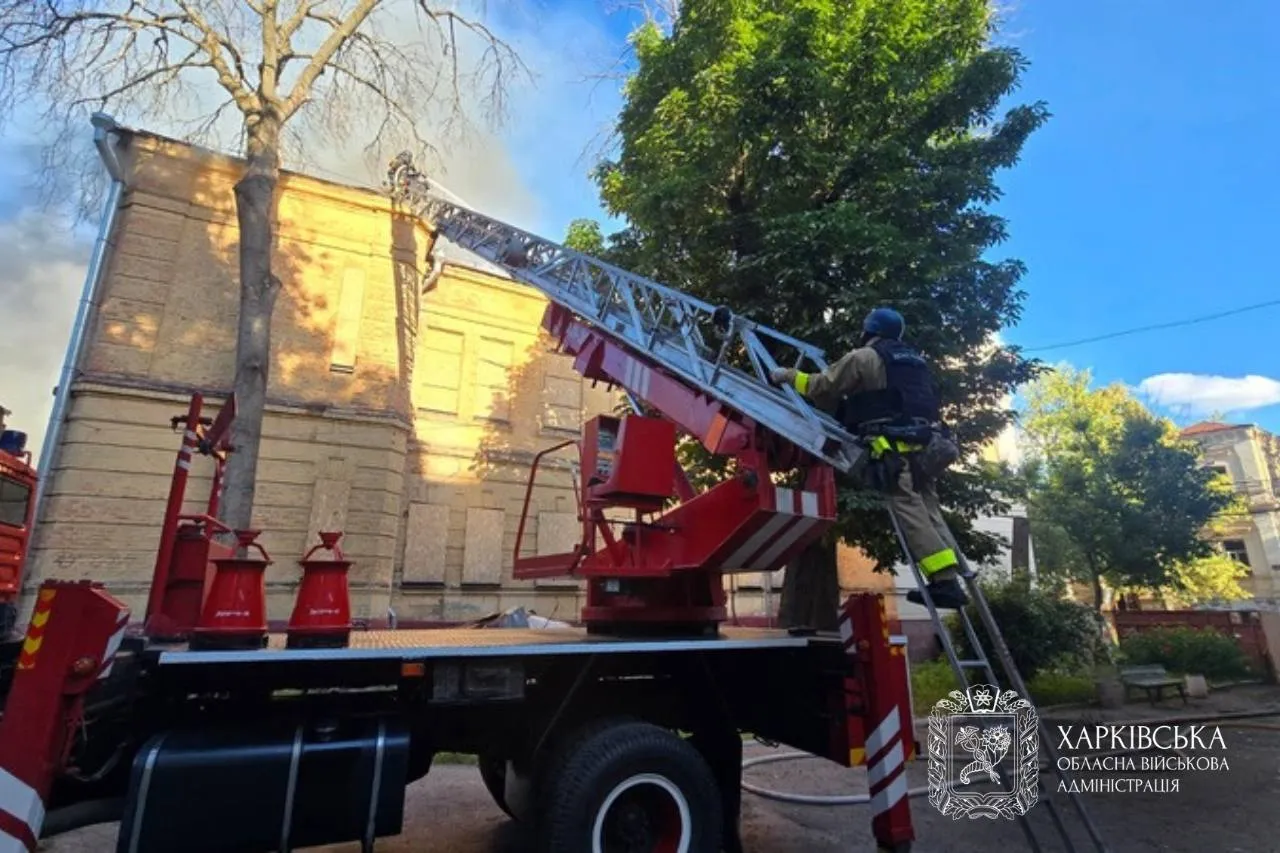 Пожарные ликвидируют последствия попадания вражеского дрона.