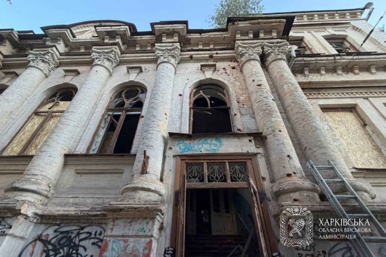 Пожарные ликвидируют последствия попадания вражеского дрона.