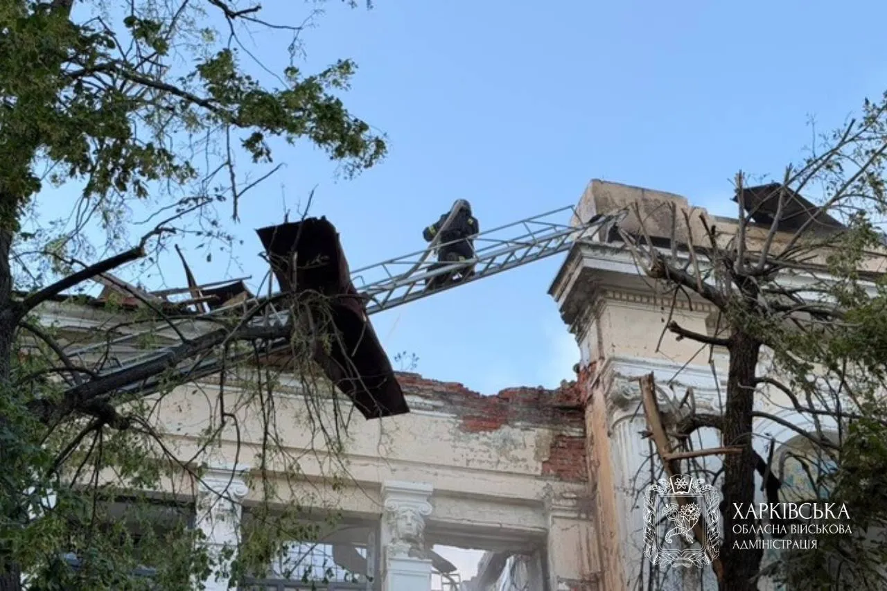 Пожарные ликвидируют последствия попадания вражеского дрона.
