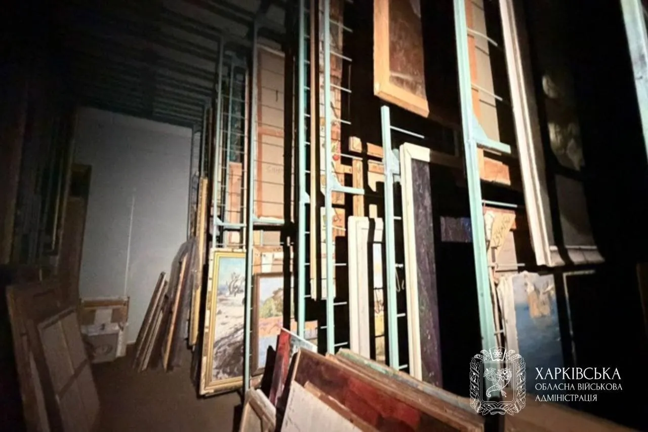 Пожарные ликвидируют последствия попадания вражеского дрона.