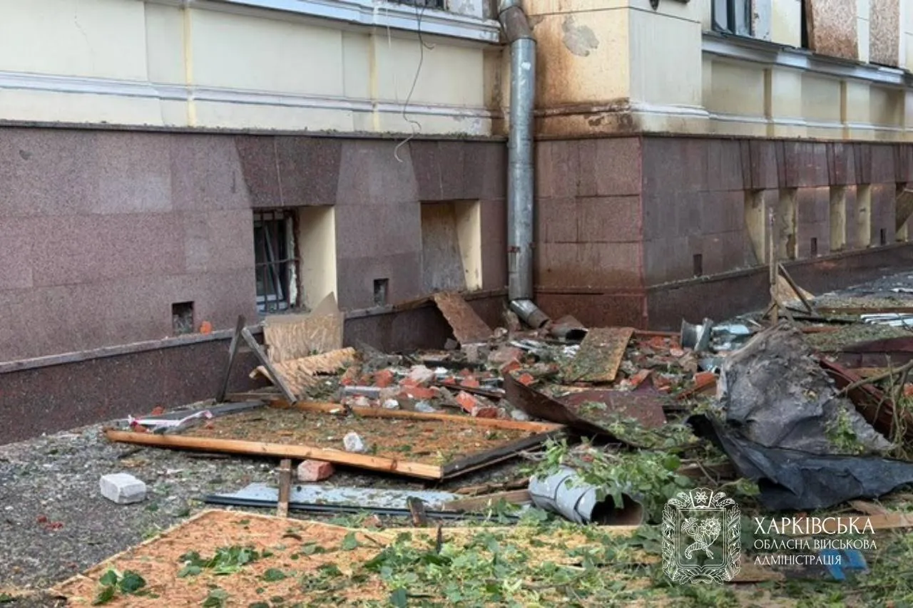 На месте попадания работают все экстренные службы.