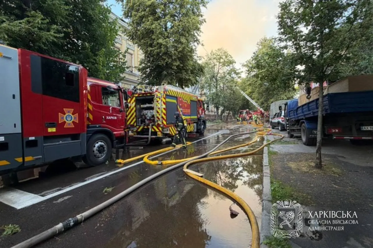 Пожарные ликвидируют последствия попадания вражеского дрона.