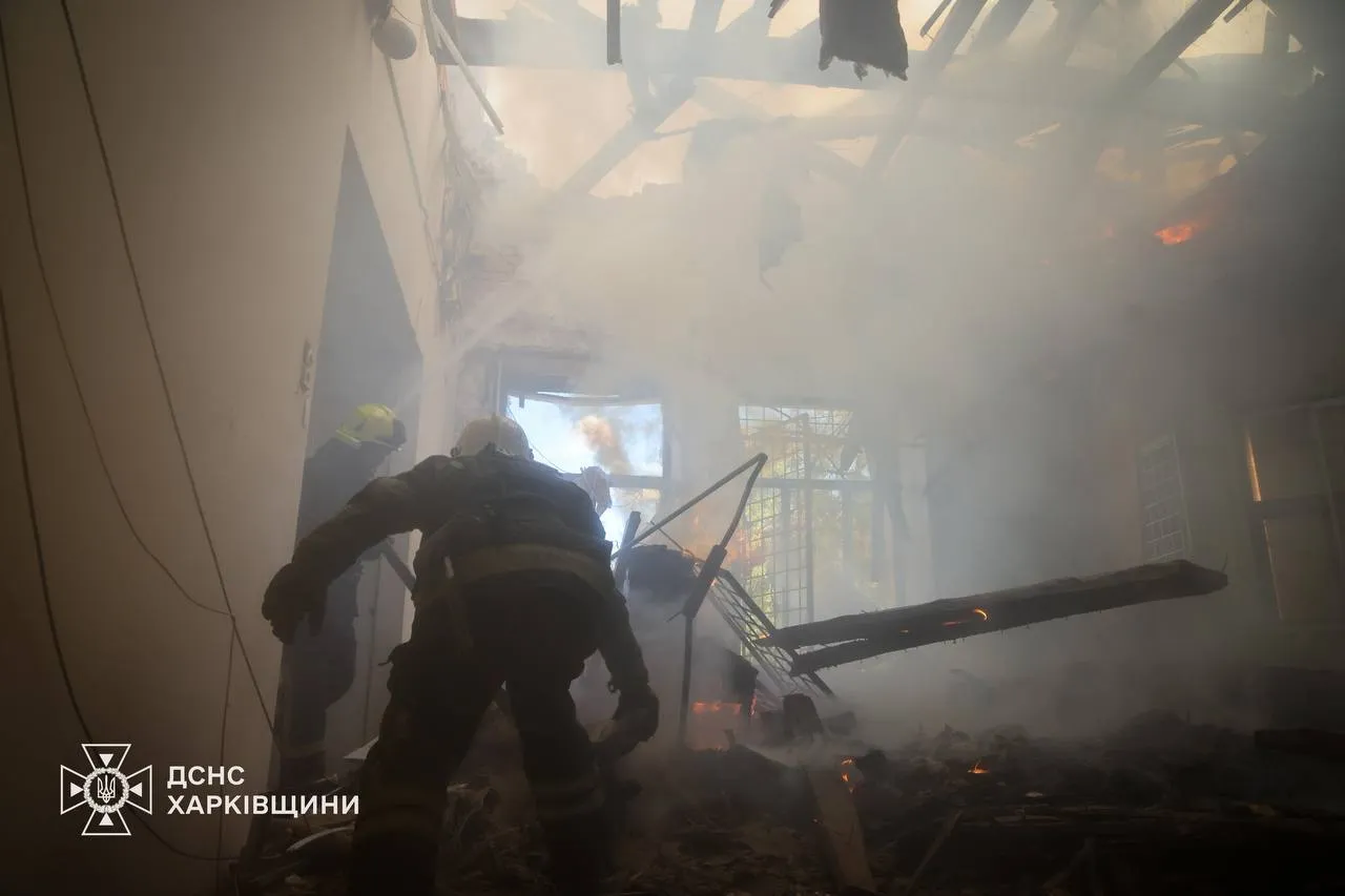 В результате атаки БПЛА в Харькове загорелось здание художественного музея.