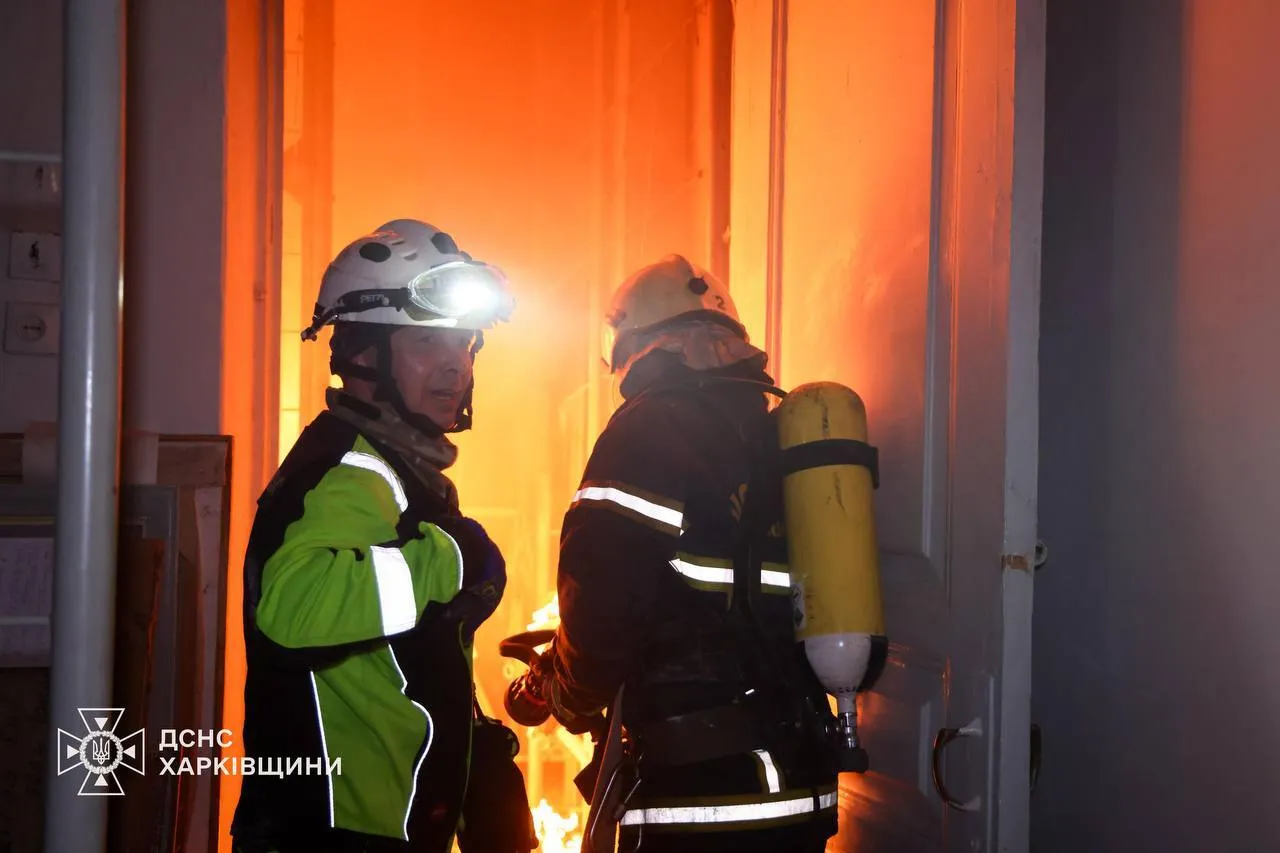 Огонь охватил более 1200 кв. м.