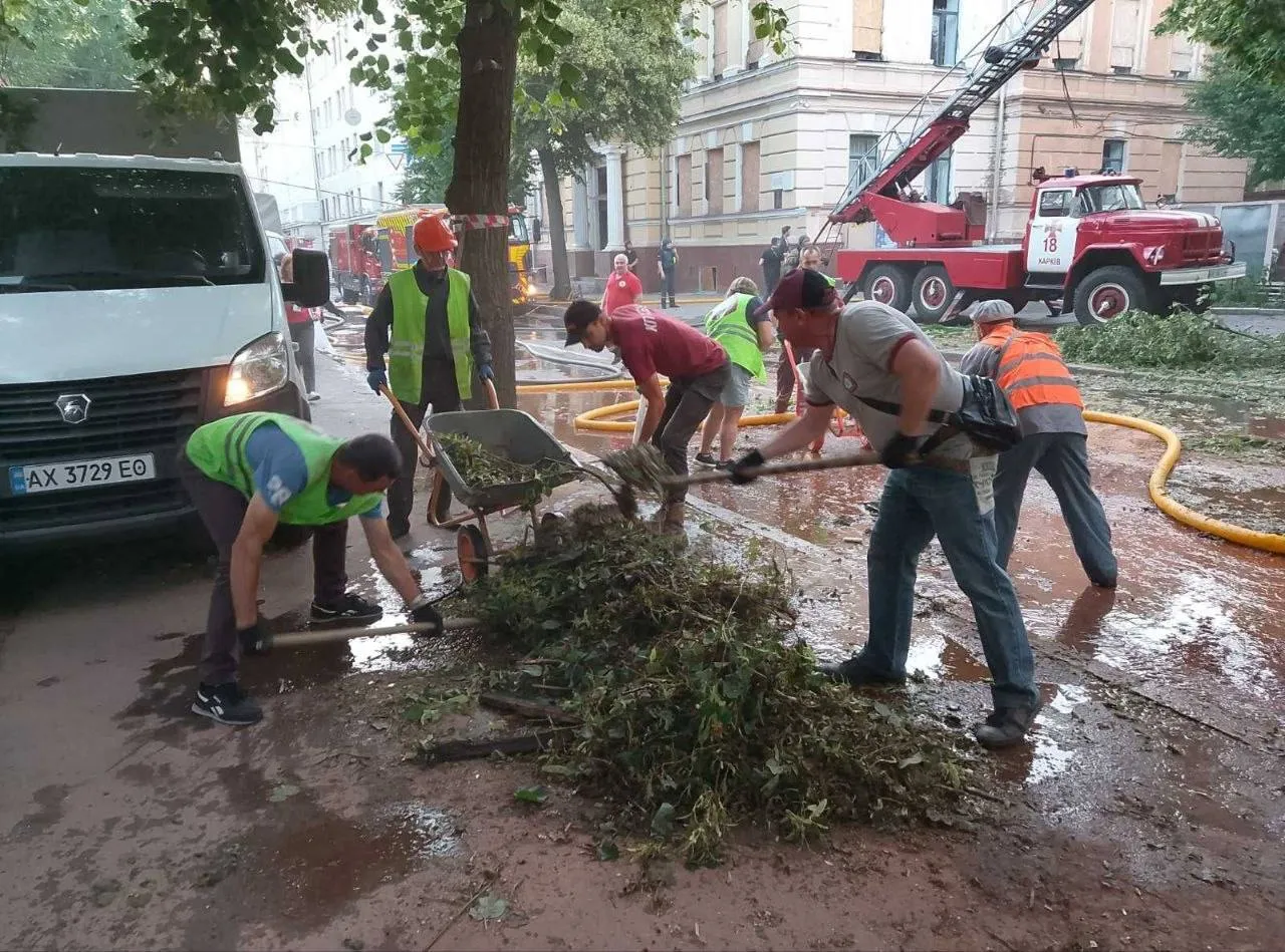 Коммунальщики устраняют последствия атаки РФ на Харьков.