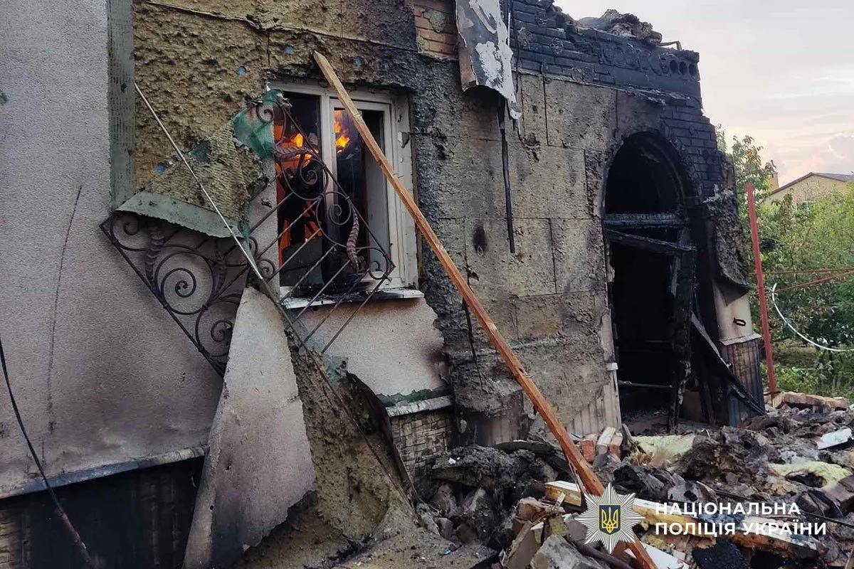 На Донеччині ворог атакував будинки, магазини та авто