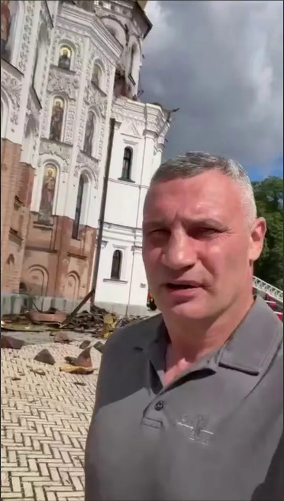 Мэр побывал на месте атаки РФ по Киево-Печерской лавре.