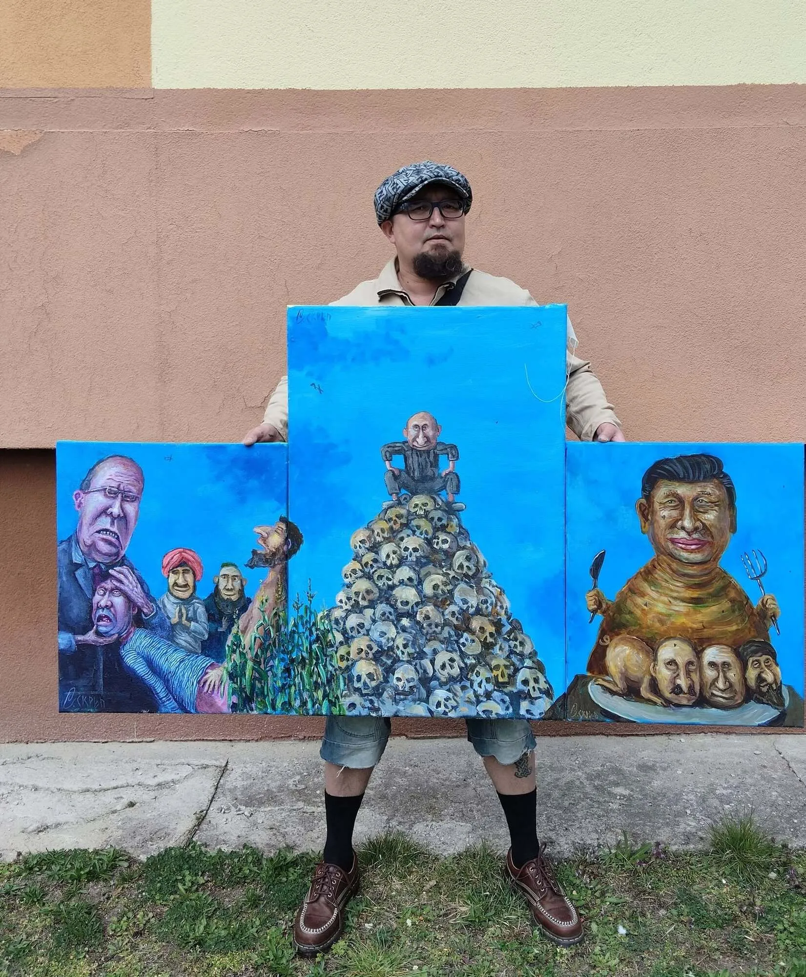 Семен Скрепецкий со своими картинами.