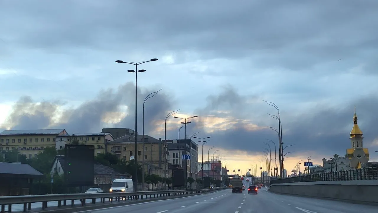 Над Киевом утром виден дым
