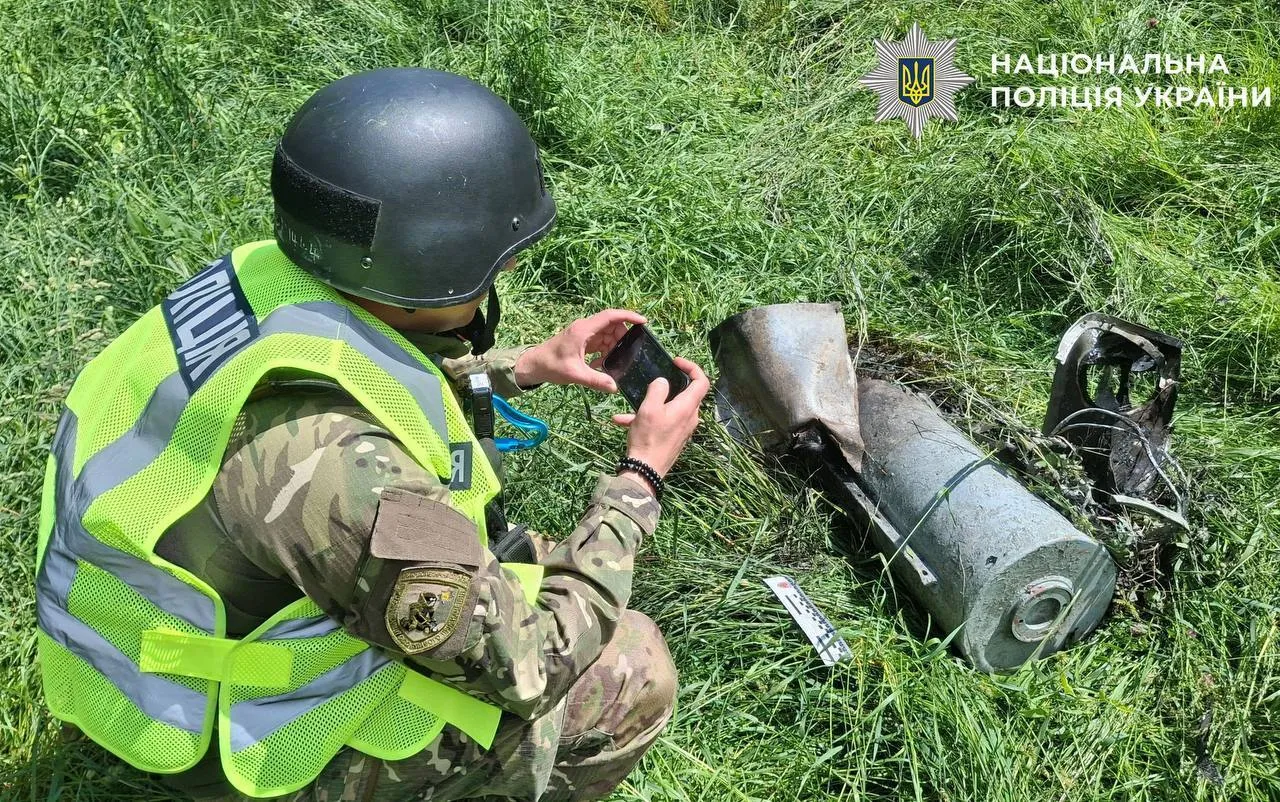 У Києві біля дороги знайшли бойову частину дрона-камікадзе.