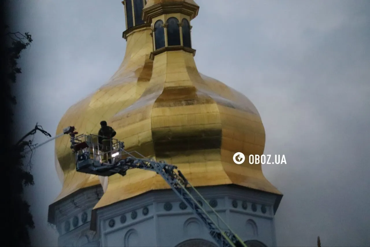Беспилотник попал в крышу здания собора.