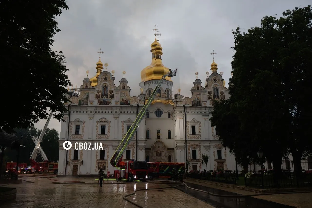 Дрон попал в крышу собора.