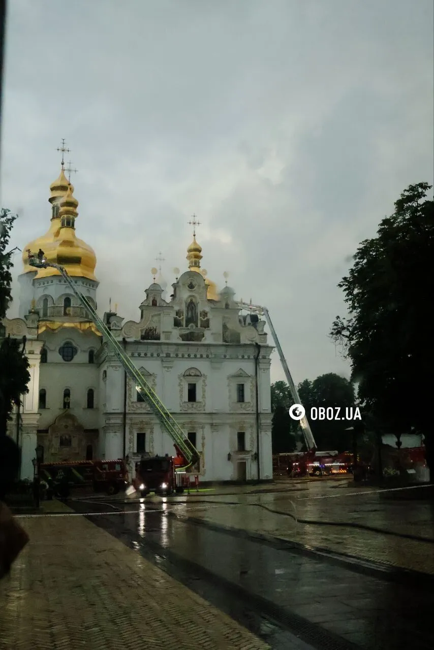 Дрон попал в крышу здания собора.