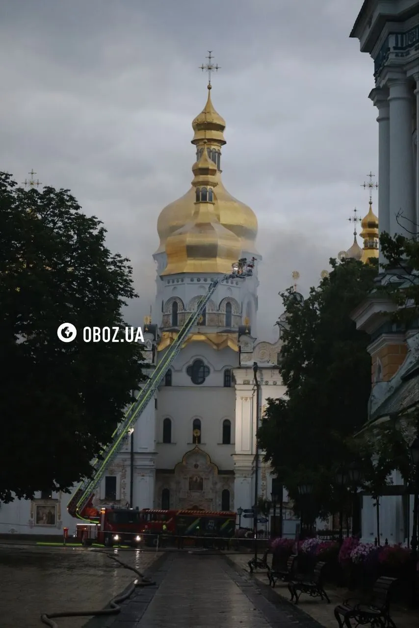 Беспилотник попал в крышу здания собора.