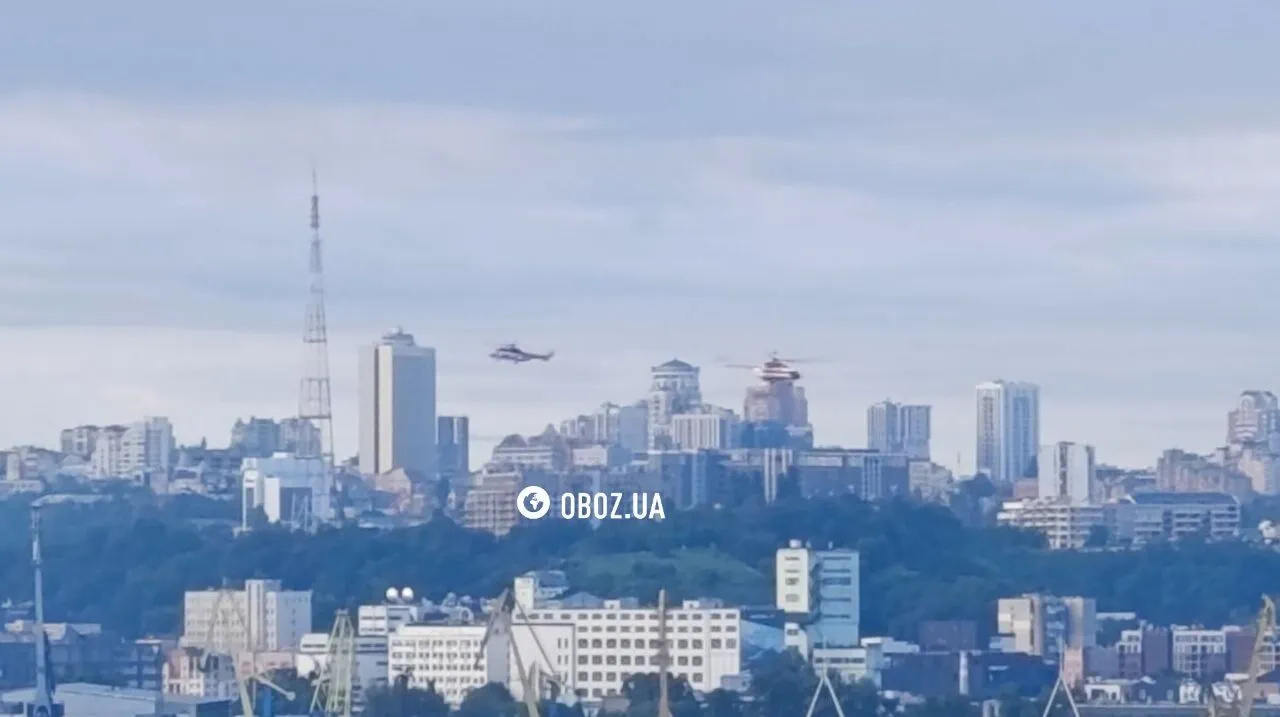 В Киеве для тушения пожаров задействовали вертолет.