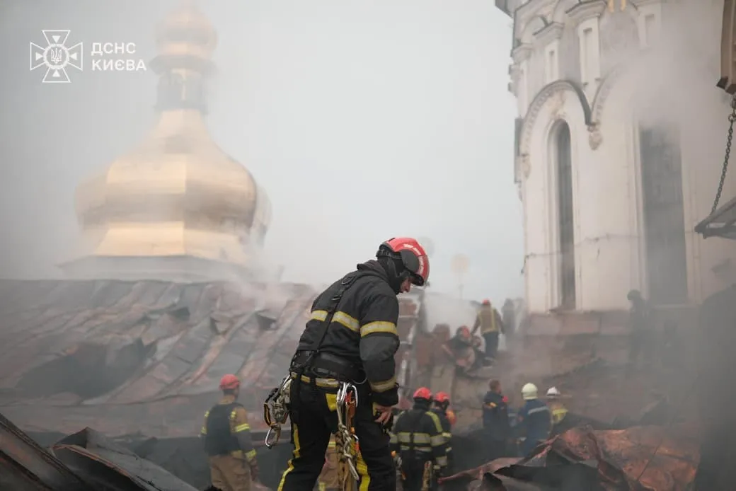На крыше Успенского собора площадь пожара достигла около 800 квадратных метров.
