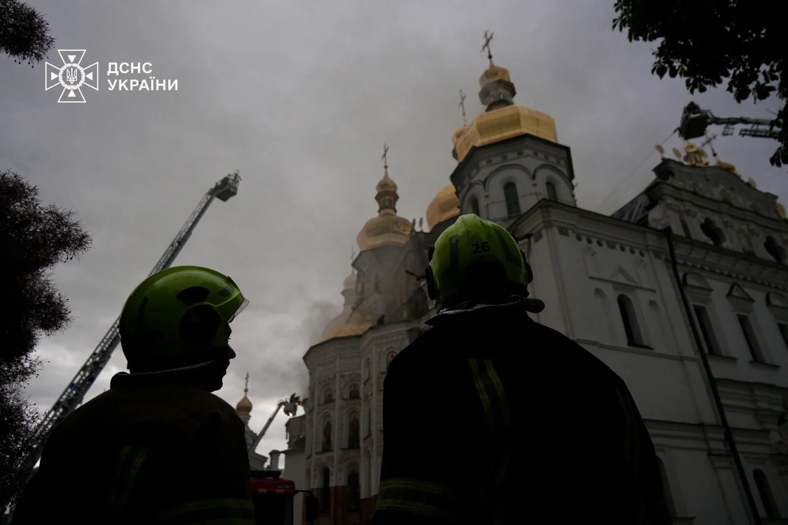 Россия нанесла удар по Успенскому собору Киево-Печерской лавры, произошел пожар: Украина требует решительной реакции международных организаций. Фото и видео