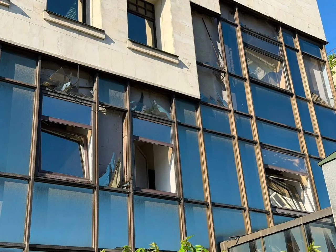Во время российского обстрела было повреждено здание ВАКС.