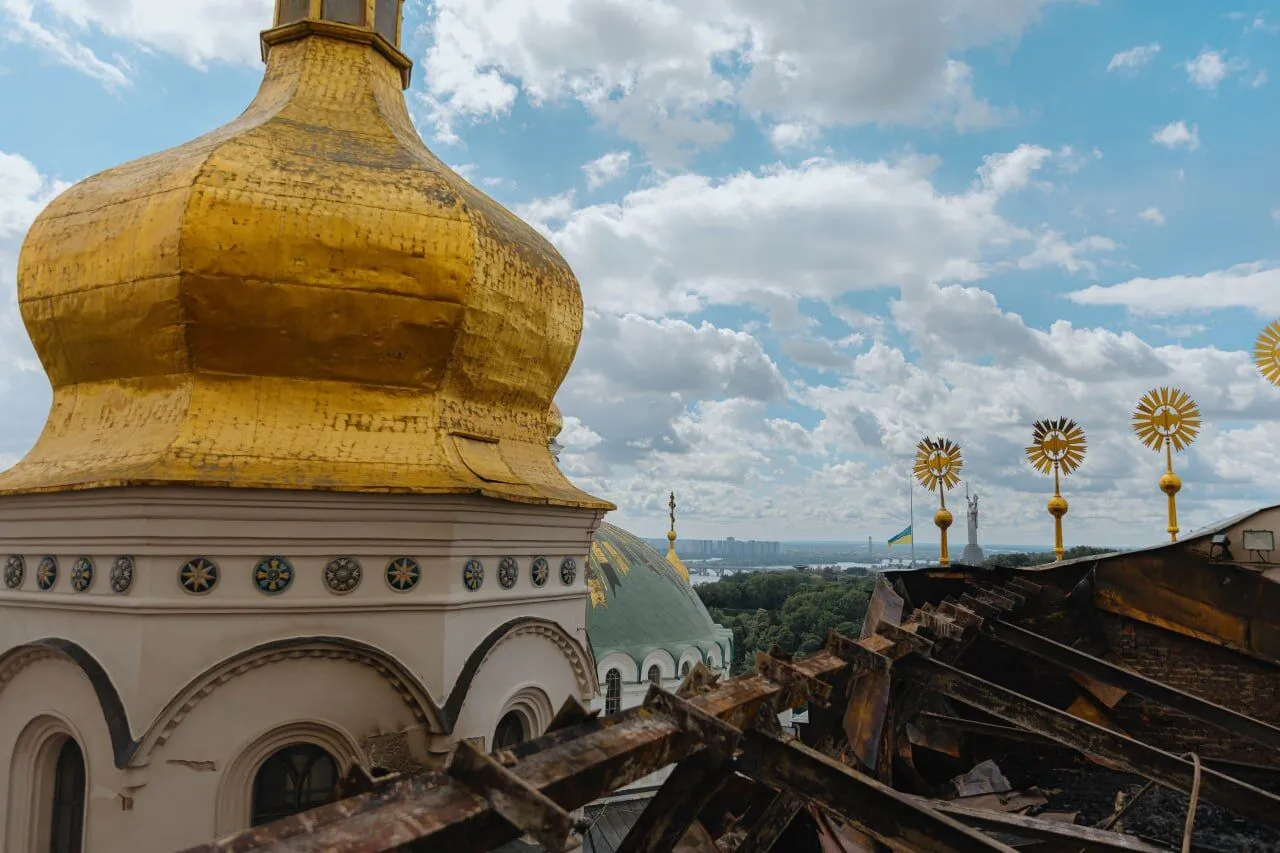 Ворог навмисно вдарив по території міста, де розташовані Києво-Печерська лавра.
