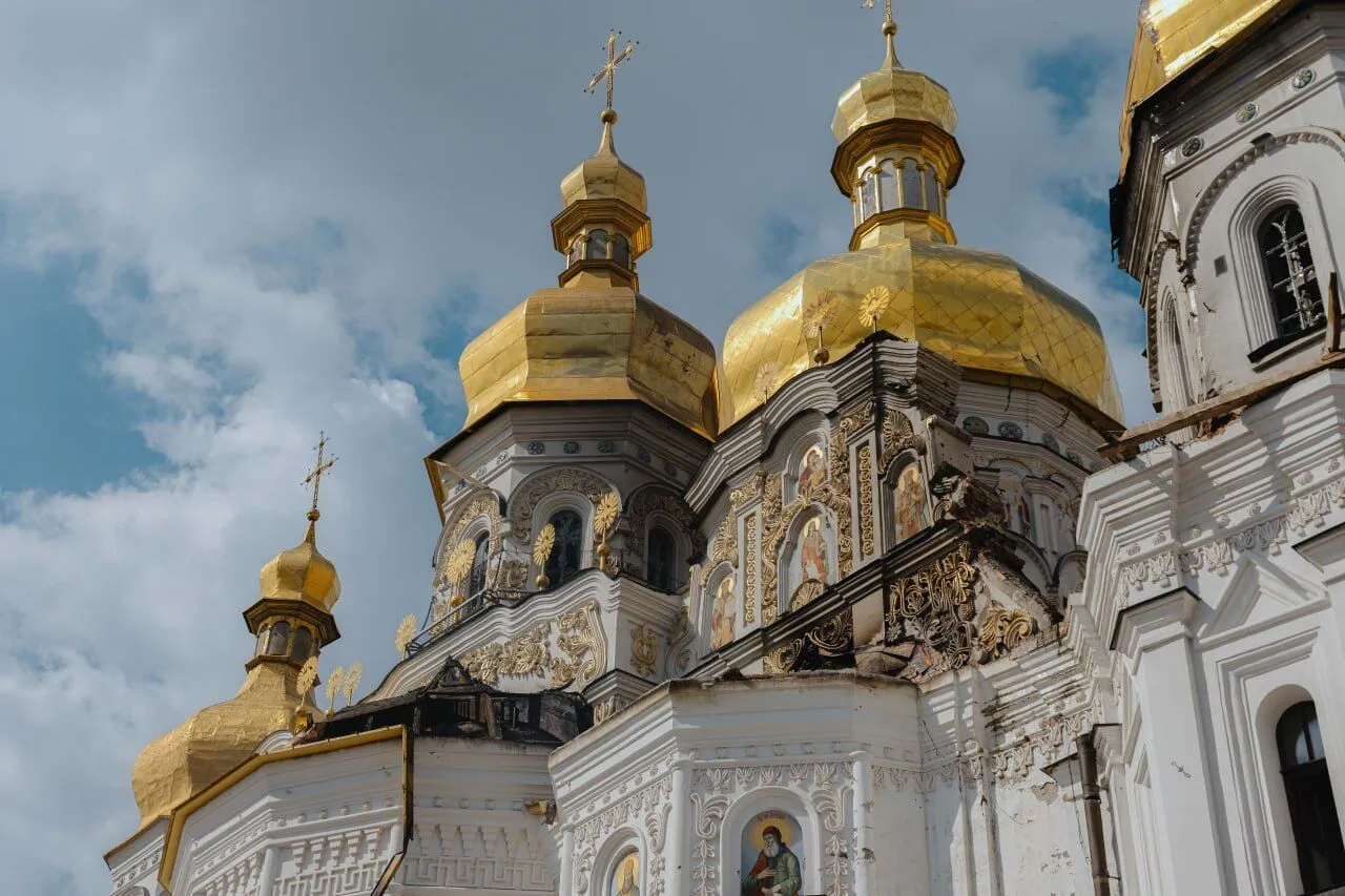 Ворог навмисно вдарив по території міста, де розташовані Києво-Печерська лавра.