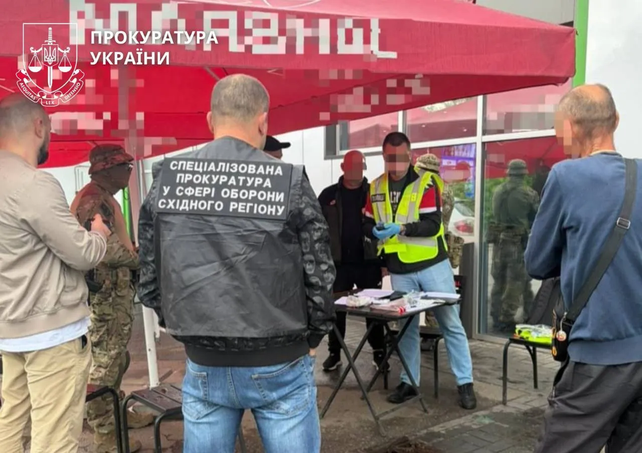 Підозрюваних затримали одразу після отримання коштів.