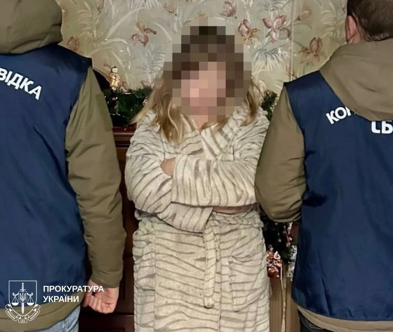 Силовики СБУ и задержанная.