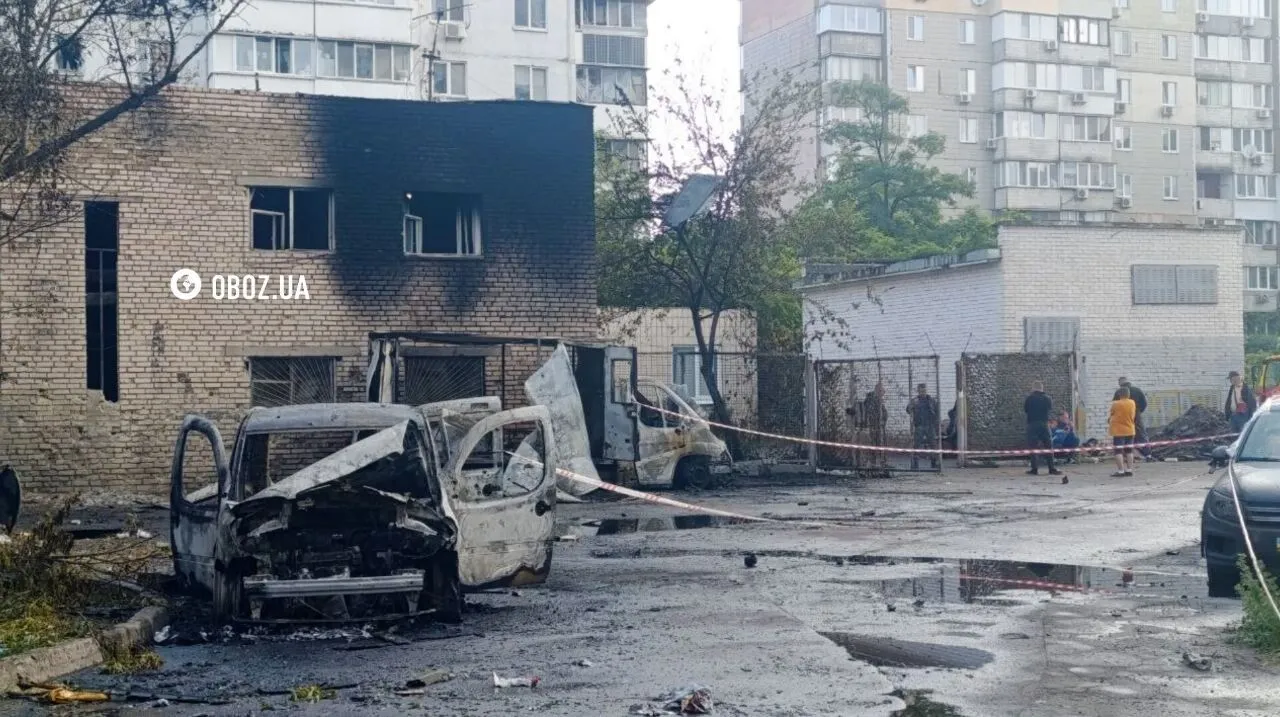 Після вибуху почалась пожежа, згоріло кілька авто.