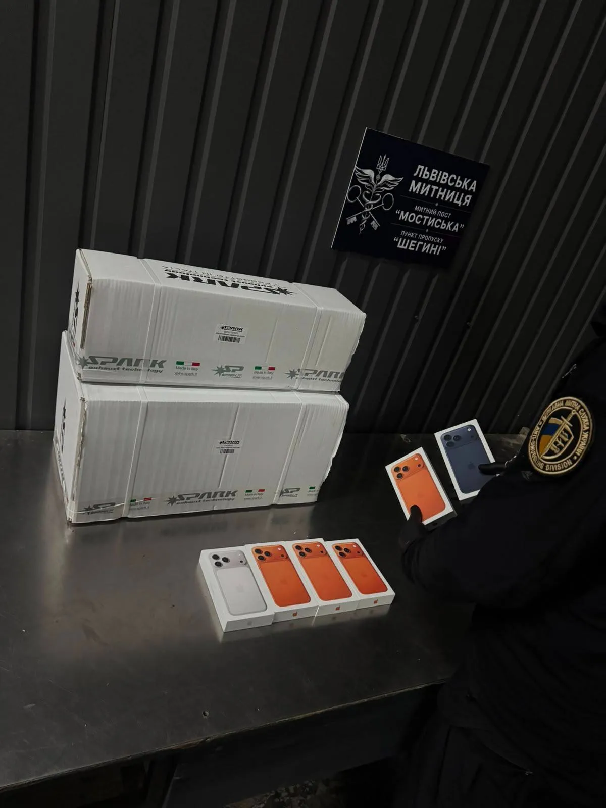 iPhone під курткою та в панелі авто
