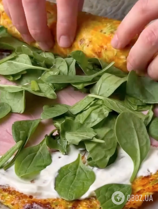 Полезный кабачковый рулет с сырной начинкой: делимся рецептом вкусной закуски
