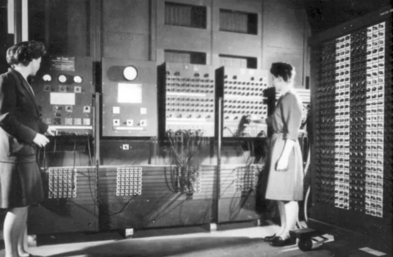 Бетті Дженнінгс та Френсіс Білас біля ENIAC.